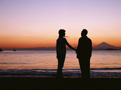 海辺の夕日のカップル